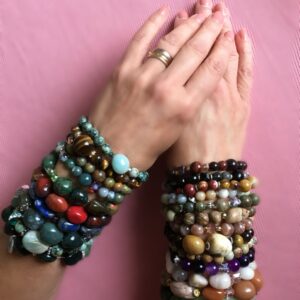 Unika armband med kanaliserade budskap